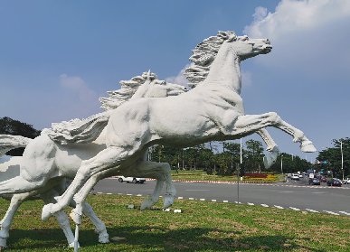 狀元筆公園萬馬奔騰玻璃鋼雕